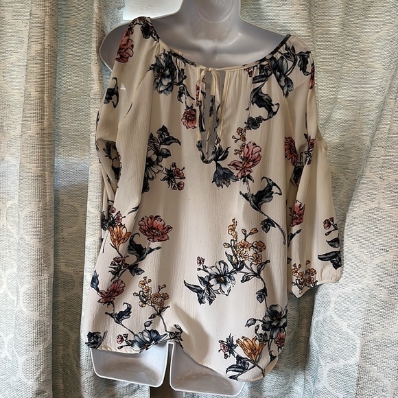 Open shoulder floral blouse - Picture 5 of 5